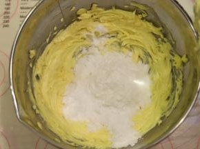 一次性加入糖粉，再次打发至体积变大，颜色变白，盐加水调成盐水，加入黄油内，打发均匀。