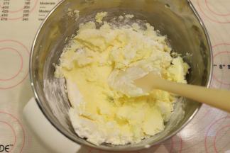 加入玉米淀粉，利用刮刀压拌至无干粉。