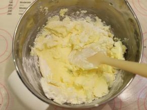 加入玉米淀粉，利用刮刀压拌至无干粉。