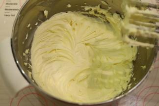 电动打蛋器打发至颜色变浅。