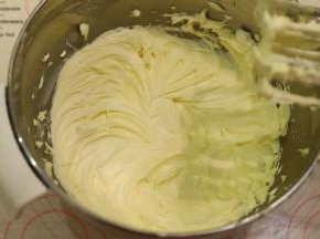 电动打蛋器打发至颜色变浅。