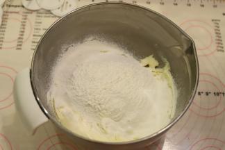 筛入低筋面粉，利用刮刀压拌至无干粉。