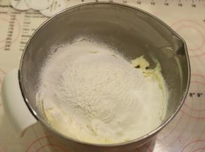 筛入低筋面粉，利用刮刀压拌至无干粉。