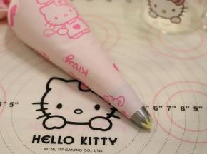 珍妮曲奇花嘴装入裱花袋内，将拌好的曲奇面团装入裱花袋内。