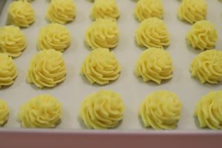 将所有的曲奇挤入烤盘内。