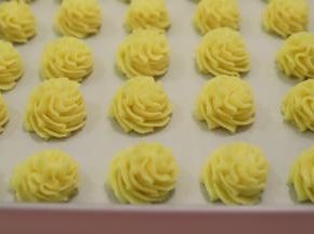 将所有的曲奇挤入烤盘内。