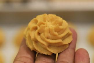 出炉的曲奇要放至凉透，才可以装密封盒保存。