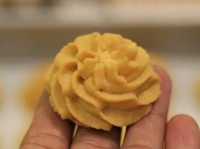 出炉的曲奇要放至凉透，才可以装密封盒保存。