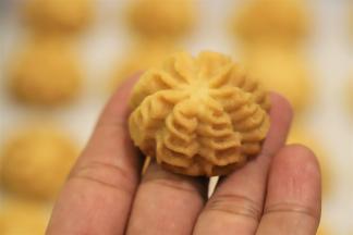 可以在密封盒里放上一块方糖，防潮。