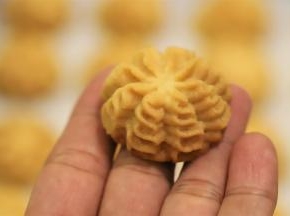 可以在密封盒里放上一块方糖，防潮。