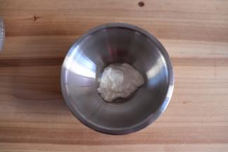 酸奶倒入打蛋盆