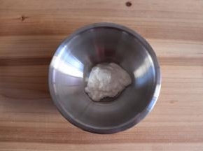 酸奶倒入打蛋盆