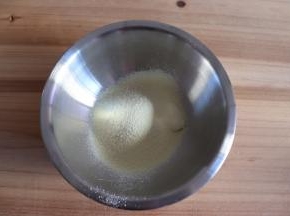 把奶粉过筛后倒入酸奶