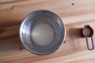 电动打打发，当鱼眼泡时加入1/3细砂糖