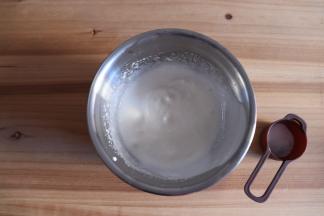 细腻时加入剩下的细砂糖