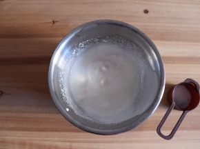 细腻时加入剩下的细砂糖