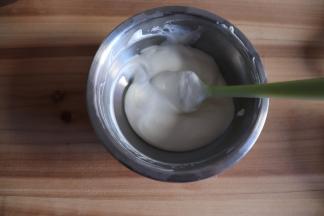 将酸奶糊与蛋白糊混合切拌后，不需要过度搅拌，快手操作