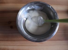 将酸奶糊与蛋白糊混合切拌后，不需要过度搅拌，快手操作