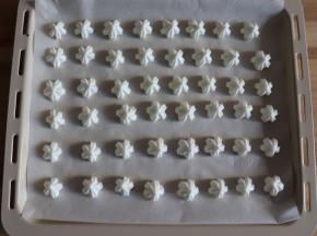 挤在垫油纸的烤盘上