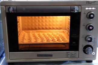 放进预热好的烤箱，上下火90度，60分钟