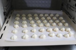 最后也可关闭烤箱，不拿出烤盘在里面闷烤一下，当你的溶豆不容易从烘培纸上取下的时候，就是没有烘烤透，需要延长时间。烤好后要密封储存！