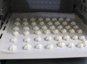 最后也可关闭烤箱，不拿出烤盘在里面闷烤一下，当你的溶豆不容易从烘培纸上取下的时候，就是没有烘烤透，需要延长时间。烤好后要密封储存！