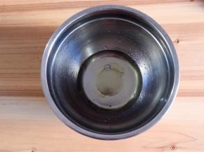 玉米油倒入盆里，加入水