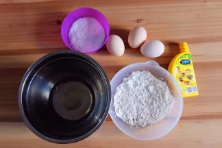 称好材料， 蛋黄蛋白分离，蛋白盆放入冰箱冷藏备用