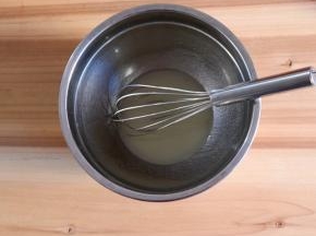 用蛋抽搅拌至均匀混合乳化