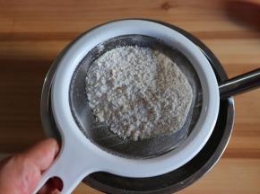 加入过筛后的低粉和玉米淀粉