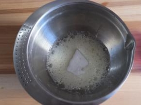 打蛋器高速打发。起鱼眼粗泡后分三次加入细砂糖