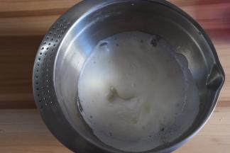 有纹路时加入剩下的细砂糖