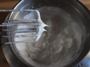 打发至提起打蛋器拉起的小尖角轻轻下弯