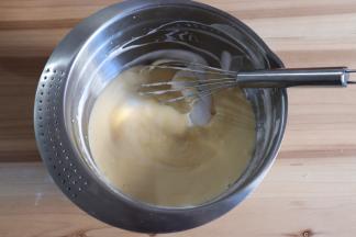 再全部倒回剩下的2/3蛋白霜里