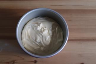 把面糊倒入六寸加高模具