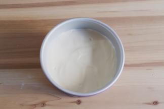 用刮刀大致把面糊表面弄平，在桌上用力震几下