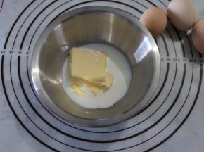 提前准备一锅热水，将牛奶以及无盐黄油倒入打蛋盆