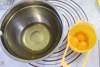 分离蛋清和蛋黄，分别装入无油无水的打蛋盆中