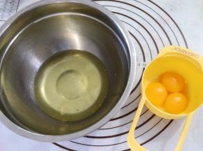 分离蛋清和蛋黄，分别装入无油无水的打蛋盆中