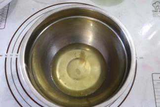 蛋清加入少许柠檬汁