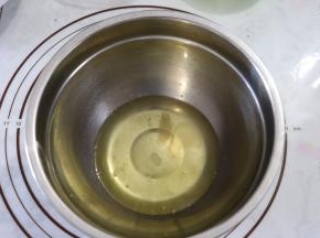 蛋清加入少许柠檬汁