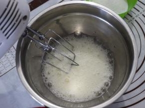 开动打蛋器高速，转几圈将蛋清打至粗泡的状态，加入三分之一的细砂糖