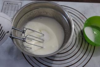 打到蛋白霜出现纹路不消失的状态，加入剩余的细砂糖