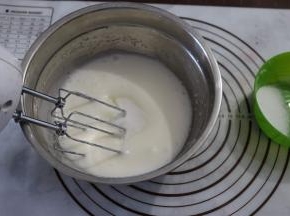 打到蛋白霜出现纹路不消失的状态，加入剩余的细砂糖