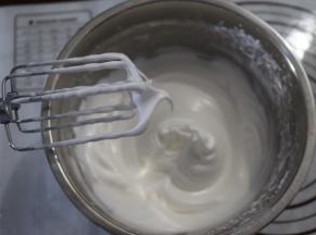 低速打至硬性发泡