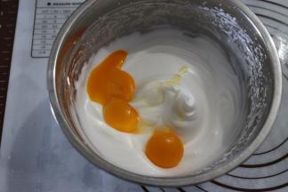 蛋黄加入蛋白霜中