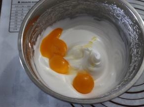 蛋黄加入蛋白霜中