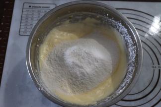 加入过筛的低筋面粉