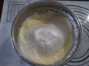 加入过筛的低筋面粉