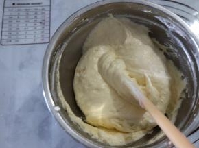 用刮刀从中间切入边缘提起，翻拌均匀至没有干粉细腻的状态即可